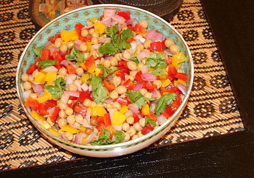 Salade colorée de pois chiches Chana Rangeela