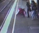 vidéo buzz maman poussette quai gare bébé train