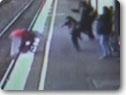 Une poussette avec un bébé passe sous un train