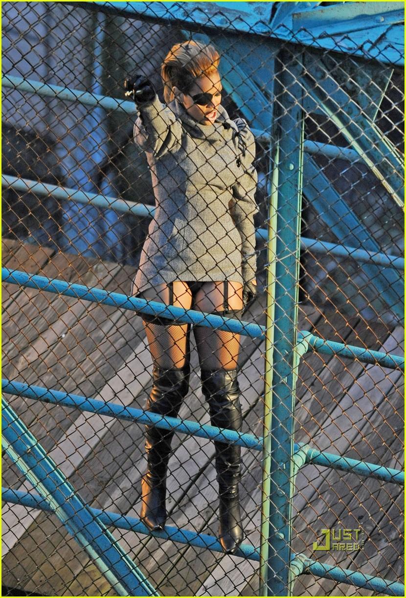 Rihanna - The wait is Ova  (D'autres photos sur le tournage du clip)