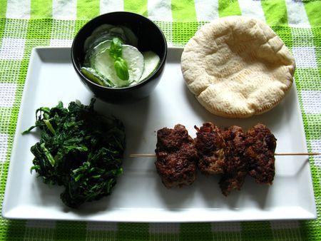 Cevapcici, concombres et épinards à la crème, pain pita IMG_4422