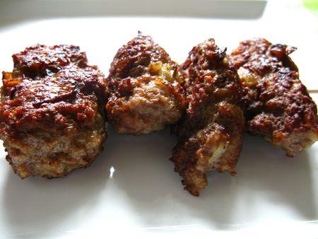 Cevapcici, concombres et épinards à la crème, pain pita IMG_4424