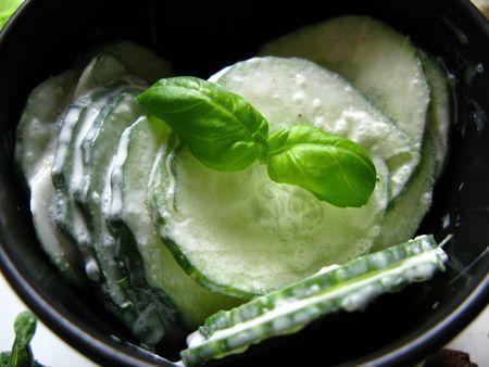 Cevapcici, concombres et épinards à la crème, pain pita IMG_4425