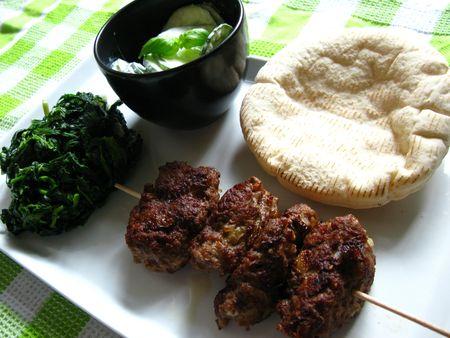 Cevapcici, concombres et épinards à la crème, pain pita IMG_4427