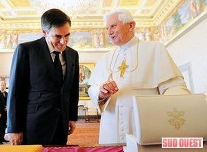 Le Premier ministre, Francois Fillon, reçoit un cadeau  de Benoît XVI, le 10 octobre dernier au Vatican. (Photo AFP)