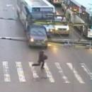 Un homme évite un bus sur un passage pieton