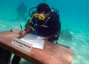 Quand les Ministres des Maldives s'alarment contre le réchauffement climatique... ils plongent !