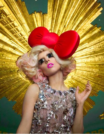 Hello Kitty fête ses 35 ans avec Lady Gaga