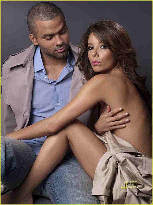 Eva Longoria pose seins nus avec Tony Parker