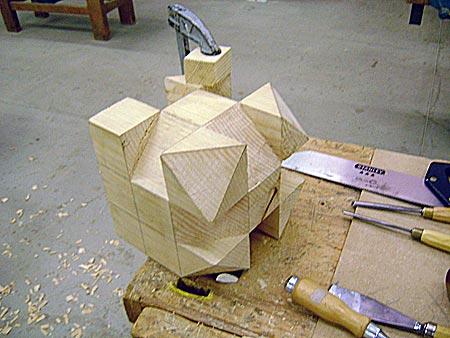 Du bois brut jusqu'au polyèdre cubique à pointes… Du bois brut jusqu'au polyèdre cubique à pointes…