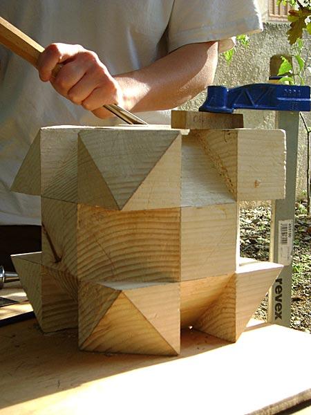 Du bois brut jusqu'au polyèdre cubique à pointes… Du bois brut jusqu'au polyèdre cubique à pointes…