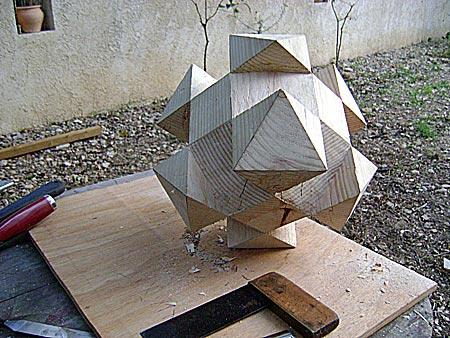 Du bois brut jusqu'au polyèdre cubique à pointes… Du bois brut jusqu'au polyèdre cubique à pointes…