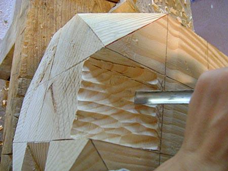 Du bois brut jusqu'au polyèdre cubique à pointes… Du bois brut jusqu'au polyèdre cubique à pointes…