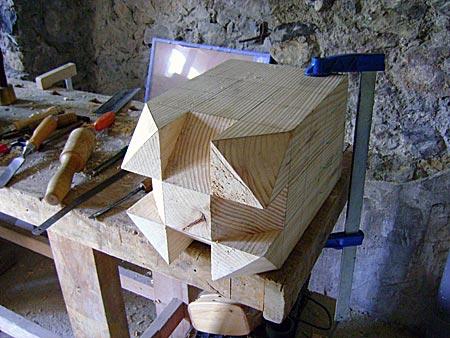 Du bois brut jusqu'au polyèdre cubique à pointes… Du bois brut jusqu'au polyèdre cubique à pointes…