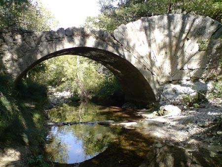 Les deux ponts « à coquille » de Lourmarin et de Bonnieux (84) Les deux ponts « à coquille » de Lourmarin et de Bonnieux (84)