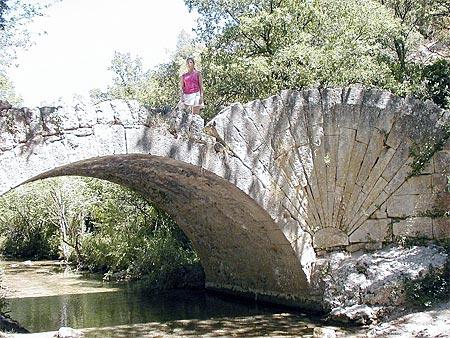 Les deux ponts « à coquille » de Lourmarin et de Bonnieux (84) Les deux ponts « à coquille » de Lourmarin et de Bonnieux (84)