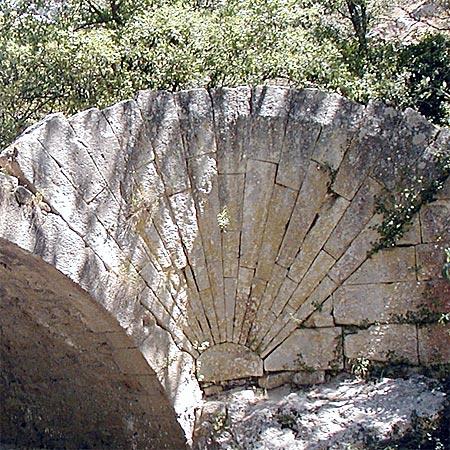 Les deux ponts « à coquille » de Lourmarin et de Bonnieux (84) Les deux ponts « à coquille » de Lourmarin et de Bonnieux (84)