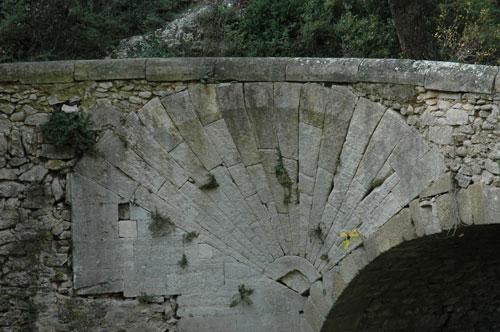 Les deux ponts « à coquille » de Lourmarin et de Bonnieux (84) Les deux ponts « à coquille » de Lourmarin et de Bonnieux (84)