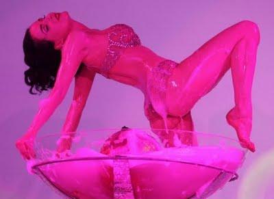Dita von Teese opérée des seins à cause de la drogue !