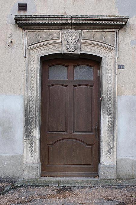 Un ensemble de clés de linteaux réalisé par un Compagnon tailleur de pierre à Villepinte (Aude)
