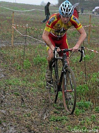 Cyclo cross:Laurent Lecoeur plus fort que le déluge à Ecommoy