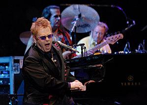 Elton John, hospitalisé, annule ses concerts