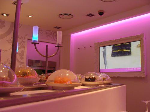 Deux écrans plasma nous offrent un magnifique spectacle «en direct de leurs cuisines»...