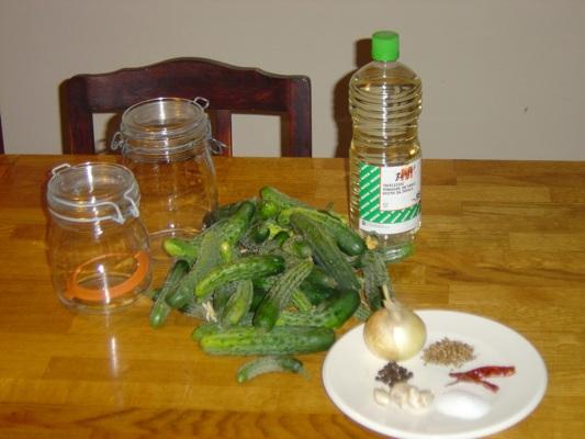 Conserves cornichons et petits oignons grelots http://www.trezzini.net/cuisine/wp-content/DSC08017-1.jpg