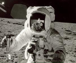 L'EAU LUNAIRE DISPONIBLE POUR LES FUTURS SELENITES L'EAU LUNAIRE DISPONIBLE POUR LES FUTURS SELENITES