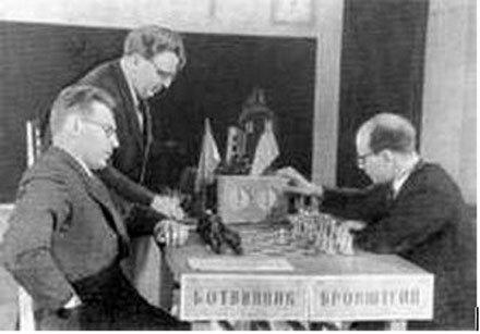 Mikhaïl Botvinnik (à gauche) contre David Bronstein lors du championnat du monde 1951. Le match sachève par un résultat nul qui favorise le champion sortant. Botvinnik était le seul véritable ennemi de David Bronstein, laccusant implicitement davoir tout fait pour freiner son ascension.