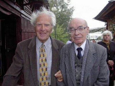 David Bronstein (à droite) en compagnie du grand-maître Andor Lilienthal (98 ans cette année), le plus vieux au monde. Photo prise à Moscou en 2003 (source : chess and strategy, P. Dornbusch).