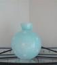 Vase bleu à poids blancs Vase bleu à poids blancs