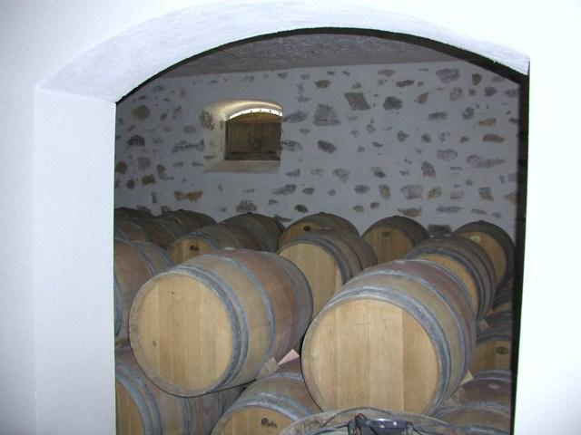 Fûts de chêne et cave d'élevage