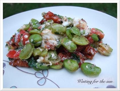 ≈ FEVES FRAICHES À LA FETA, POIVRONS ROUGES ET TOMATES SÉCHÉES ≈ ≈ FEVES FRAICHES À LA FETA, POIVRONS ROUGES ET TOMATES SÉCHÉES ≈