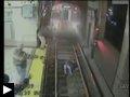 Video: une jeune femme ivre tombe sur les rails d'un train à Boston