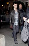 Rob, Kris et Taylor arrivant à Paris hier Photobucket
