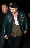 Rob, Kris et Taylor arrivant à Paris hier Photobucket