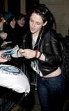 Rob, Kris et Taylor arrivant à Paris hier Photobucket
