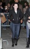 Rob, Kris et Taylor arrivant à Paris hier Photobucket