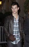 Rob, Kris et Taylor arrivant à Paris hier Photobucket