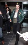 Rob, Kris et Taylor arrivant à Paris hier Photobucket