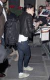 Rob, Kris et Taylor arrivant à Paris hier Photobucket