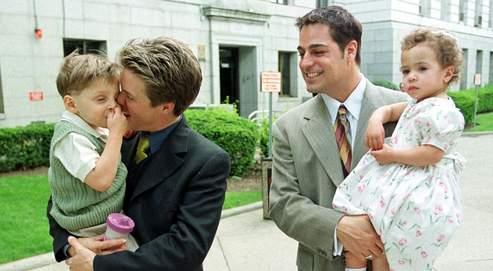 L'adoption par un couple homosexuel ? L'adoption par un couple homosexuel ?