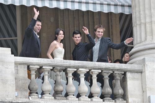 Kristen Stewart, Robert Pattinson et Taylor Launter à Hôtel Crillon The Twilight Saga: New Moon Photocall at Hotel Crillon - Paris