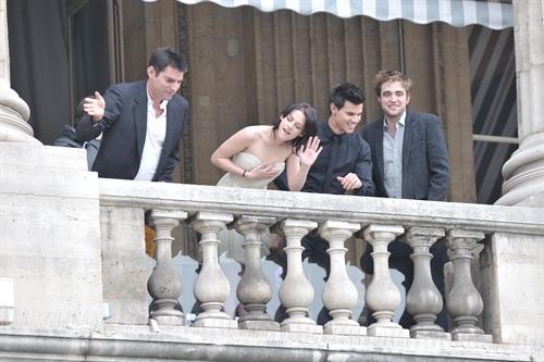 Kristen Stewart, Robert Pattinson et Taylor Launter à Hôtel Crillon The Twilight Saga: New Moon Photocall at Hotel Crillon - Paris
