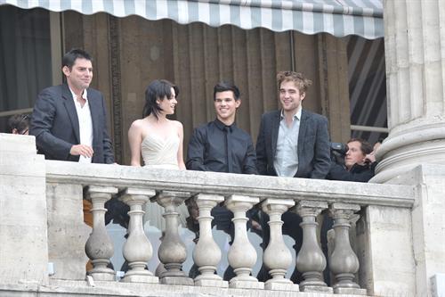 Kristen Stewart, Robert Pattinson et Taylor Launter à Hôtel Crillon The Twilight Saga: New Moon Photocall at Hotel Crillon - Paris