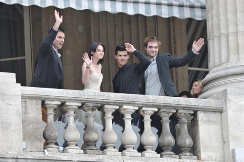 Kristen Stewart, Robert Pattinson et Taylor Launter à Hôtel Crillon The Twilight Saga: New Moon Photocall at Hotel Crillon - Paris