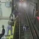 Une femme bourrée chute sur les rails du métro