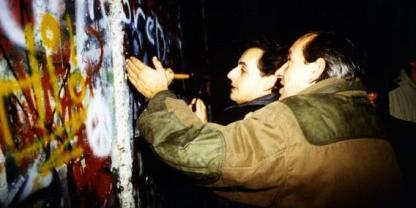 sarkozy-au-mur-de-berlin-16-nov-1989.1257995792.jpg
