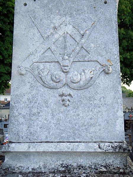 La tombe d'un compagnon maçon ou franc-maçon à Tours (37)